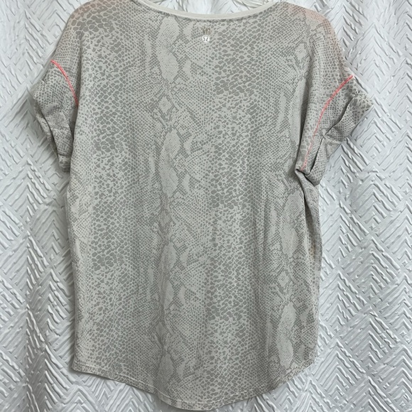 Lululemon Weekend Short Sleeve Desert Snake White Silver Fox / White Size Small - Picture 4 of 4